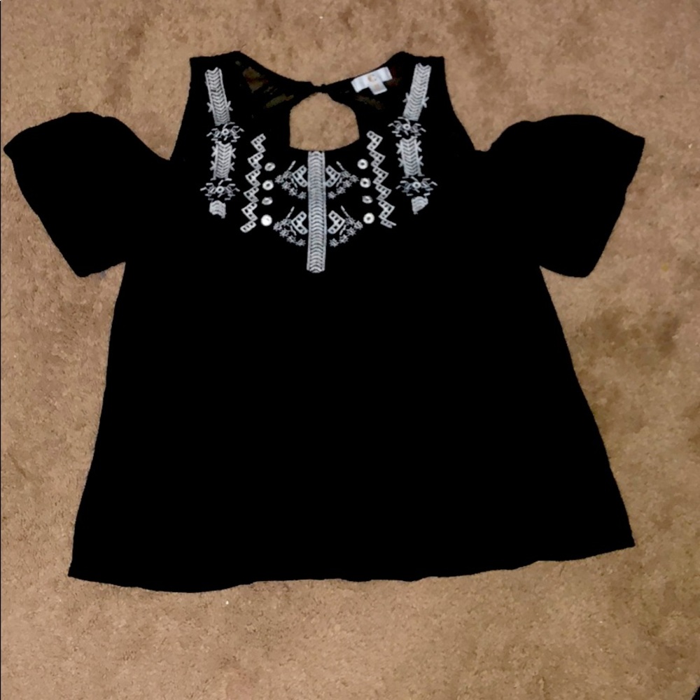 A cute off the shoulder top with a design.